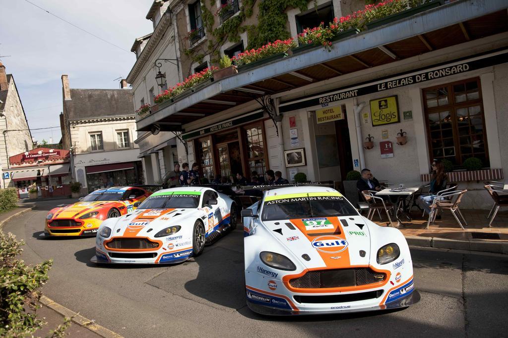 Logis Hotel De France La Chartre-sur-le-Loir Esterno foto