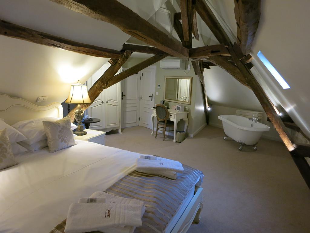 Logis Hotel De France La Chartre-sur-le-Loir Esterno foto