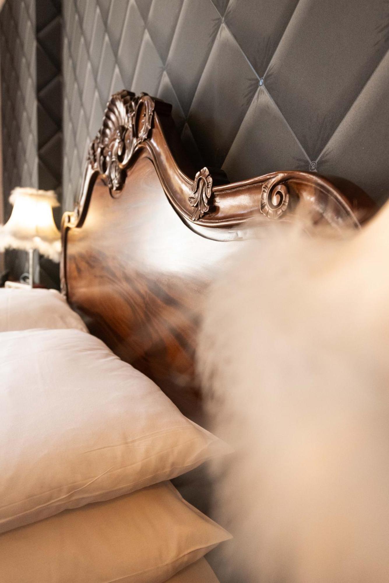 Logis Hotel De France La Chartre-sur-le-Loir Esterno foto