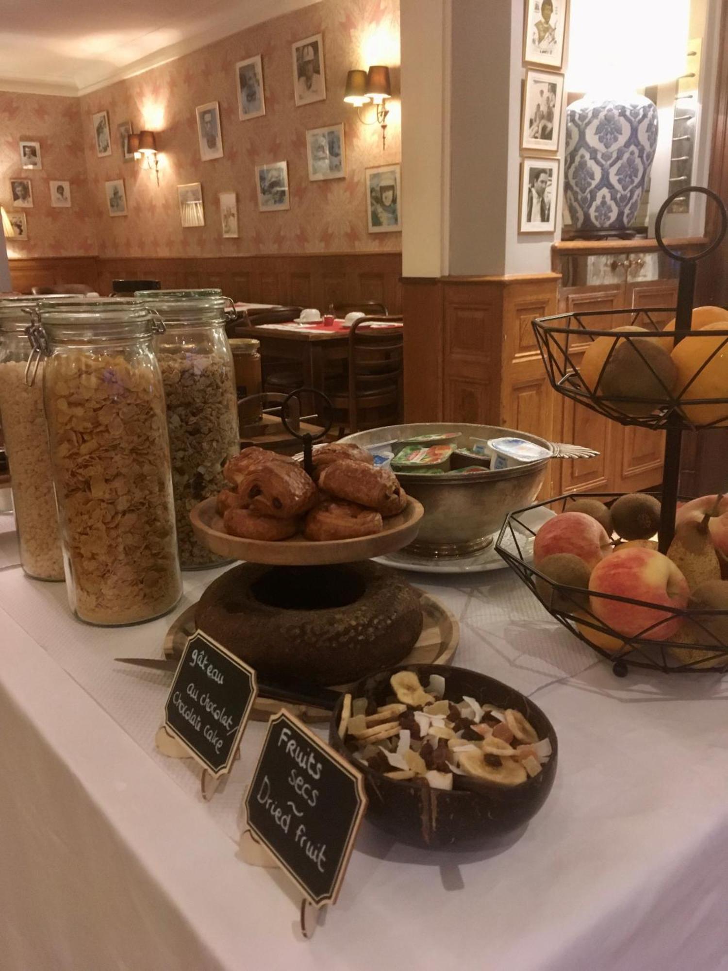 Logis Hotel De France La Chartre-sur-le-Loir Esterno foto