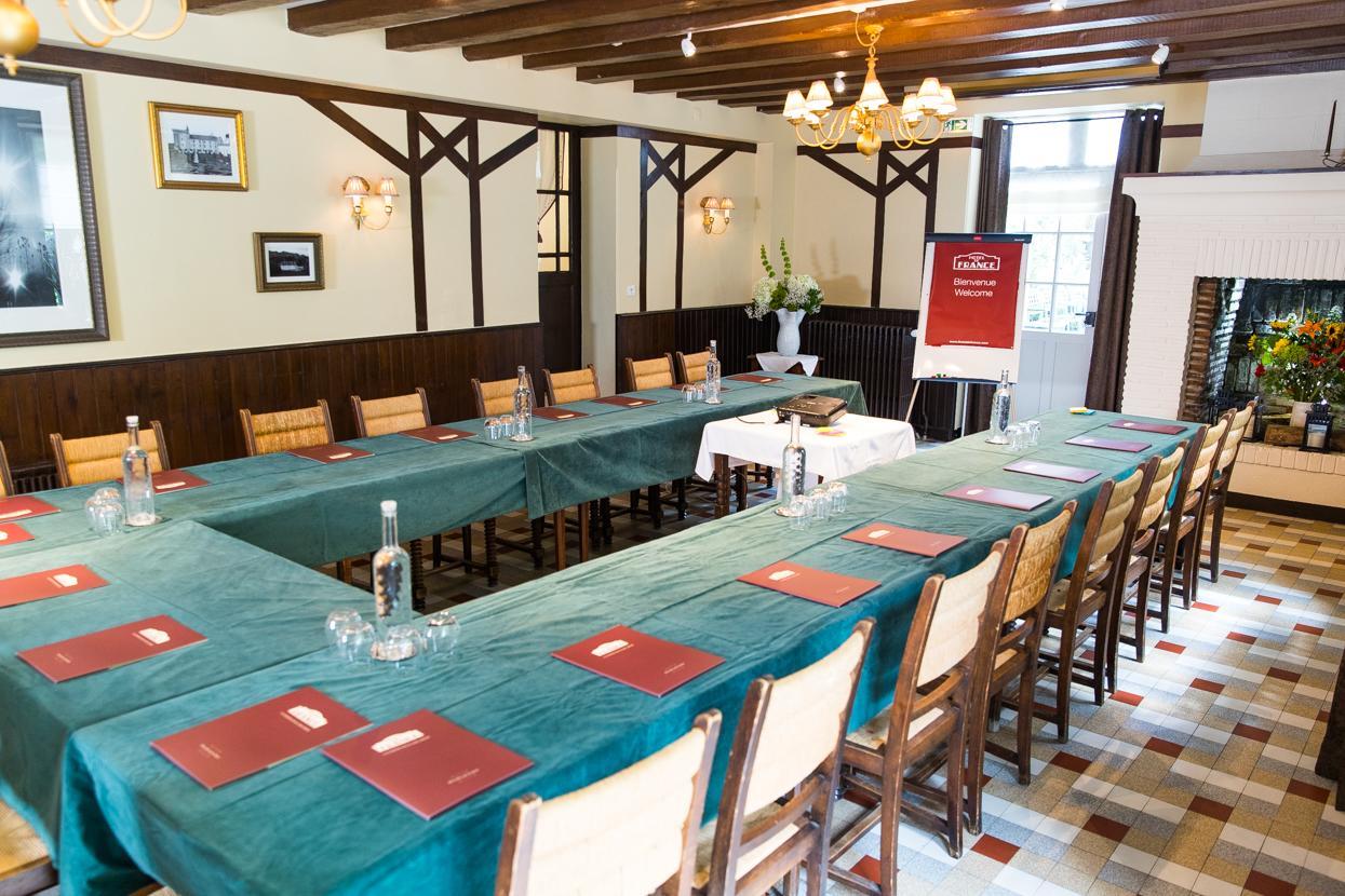 Logis Hotel De France La Chartre-sur-le-Loir Esterno foto