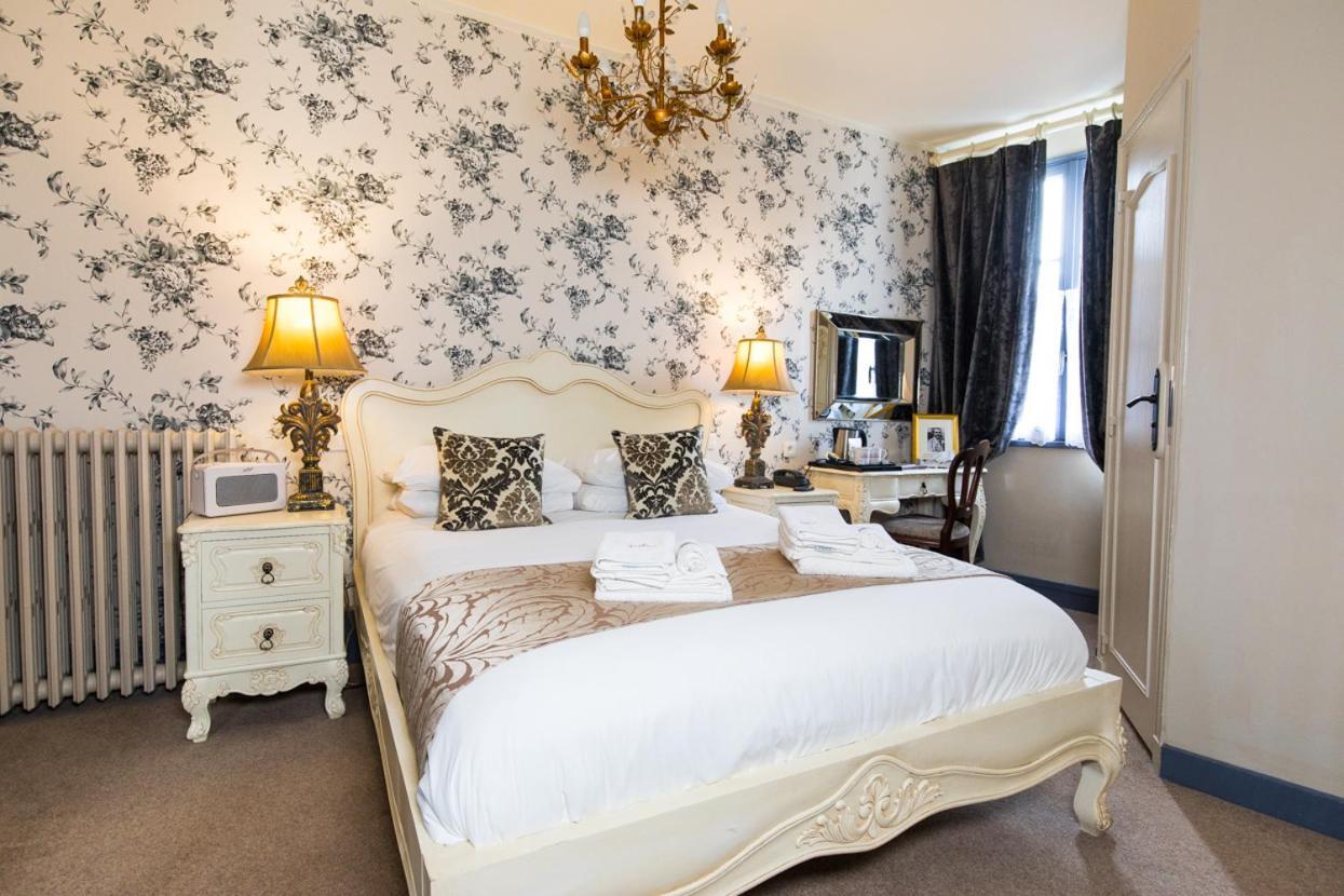 Logis Hotel De France La Chartre-sur-le-Loir Esterno foto